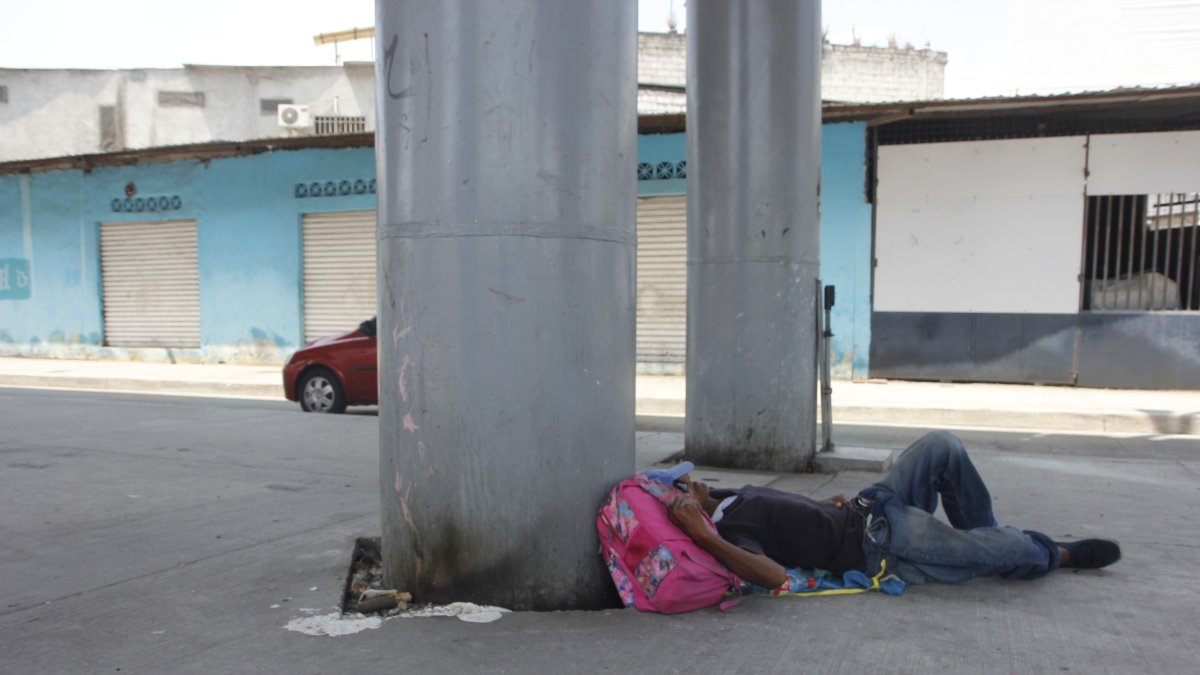 Debajo de la estructura del puente José María Egas duermen personas en situación de calle.