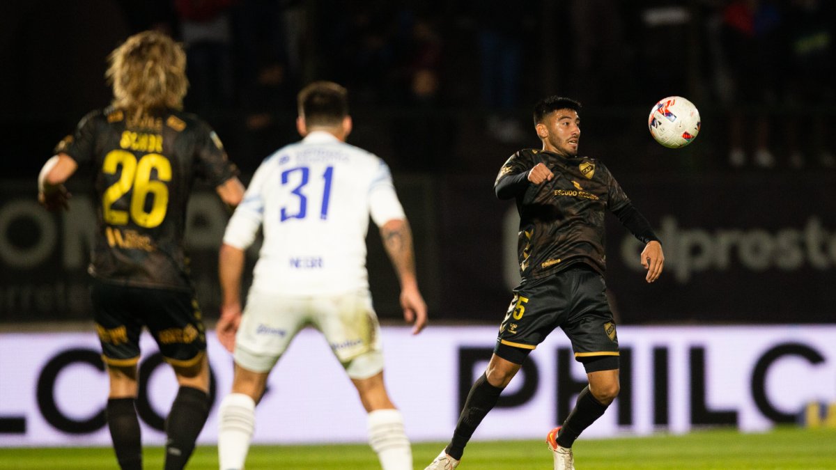 El volante argentino Carlos Villalba (d) es nuevo refuerzo de Emelec.