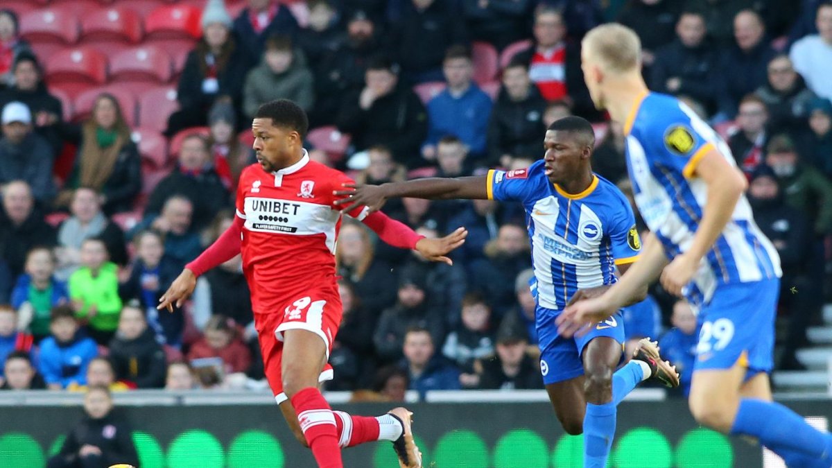 Moisés Caicedo disputa el balón durante el partido por la tercera ronda de la FA Cup