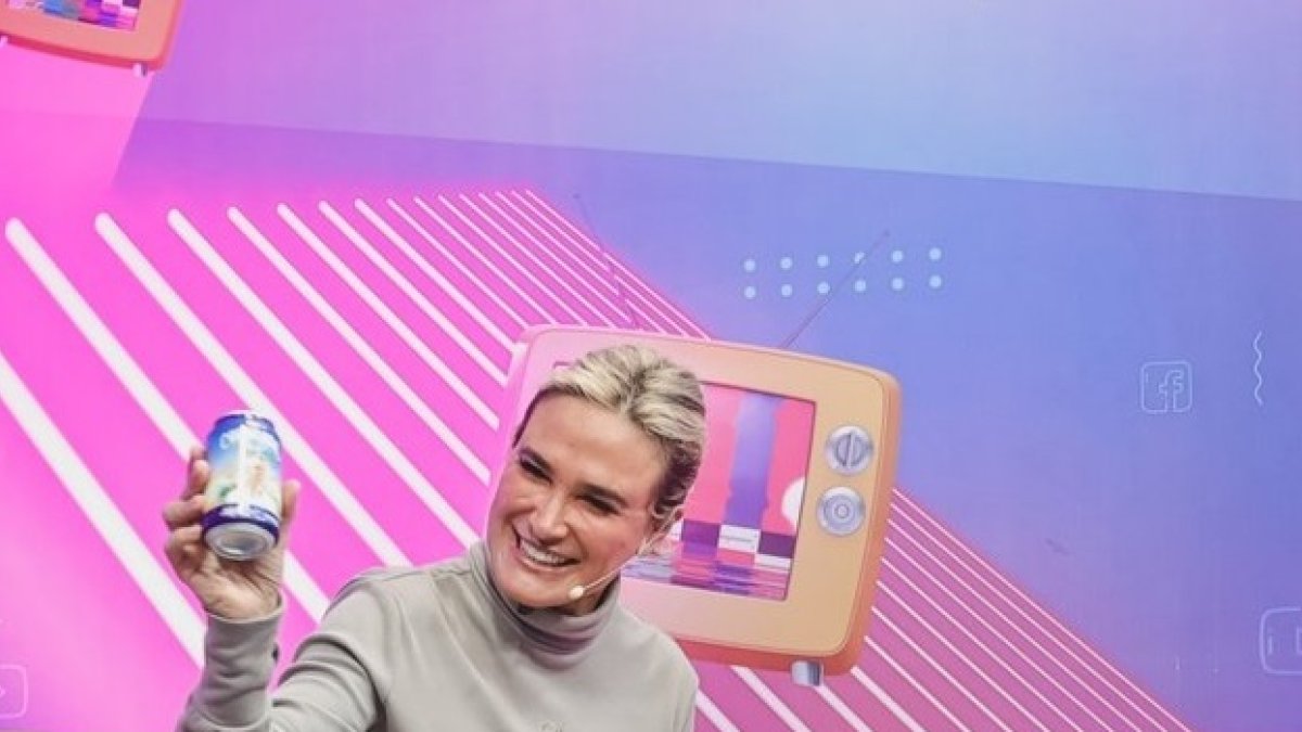 Candidata. ¿Cynthia Viteri haciendo negocios? ¿Haciendo política? Vendiendo cerveza, en todo caso, que es la forma que encontró para venderse.