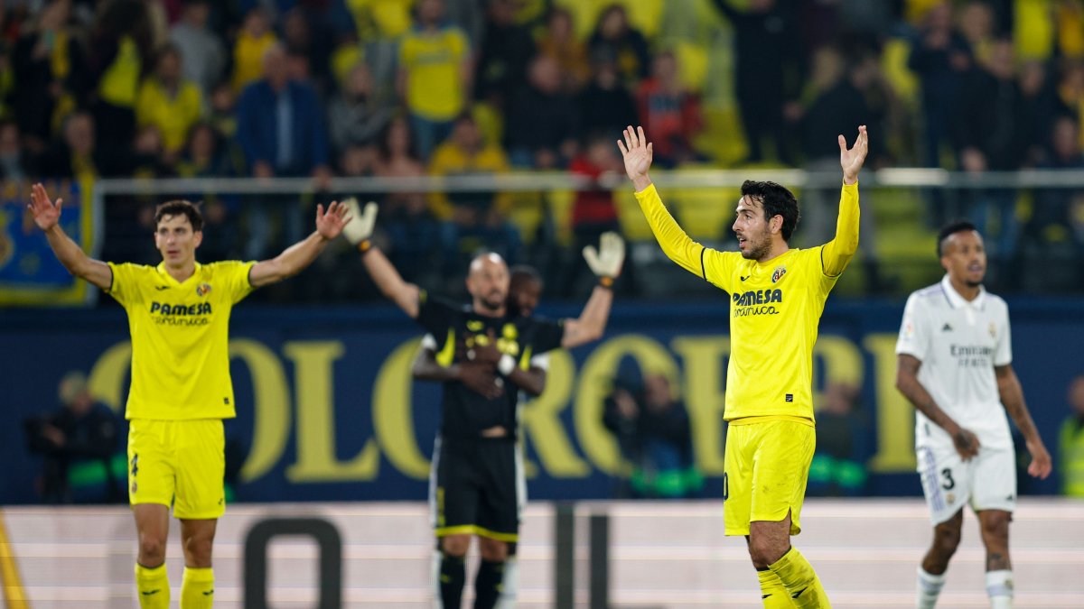 El centrocampista del Villarreal Dani Parejo celebra el triunfo ante el Real Madrid al final del partido correspondiente a la jornada 16 de LaLiga.