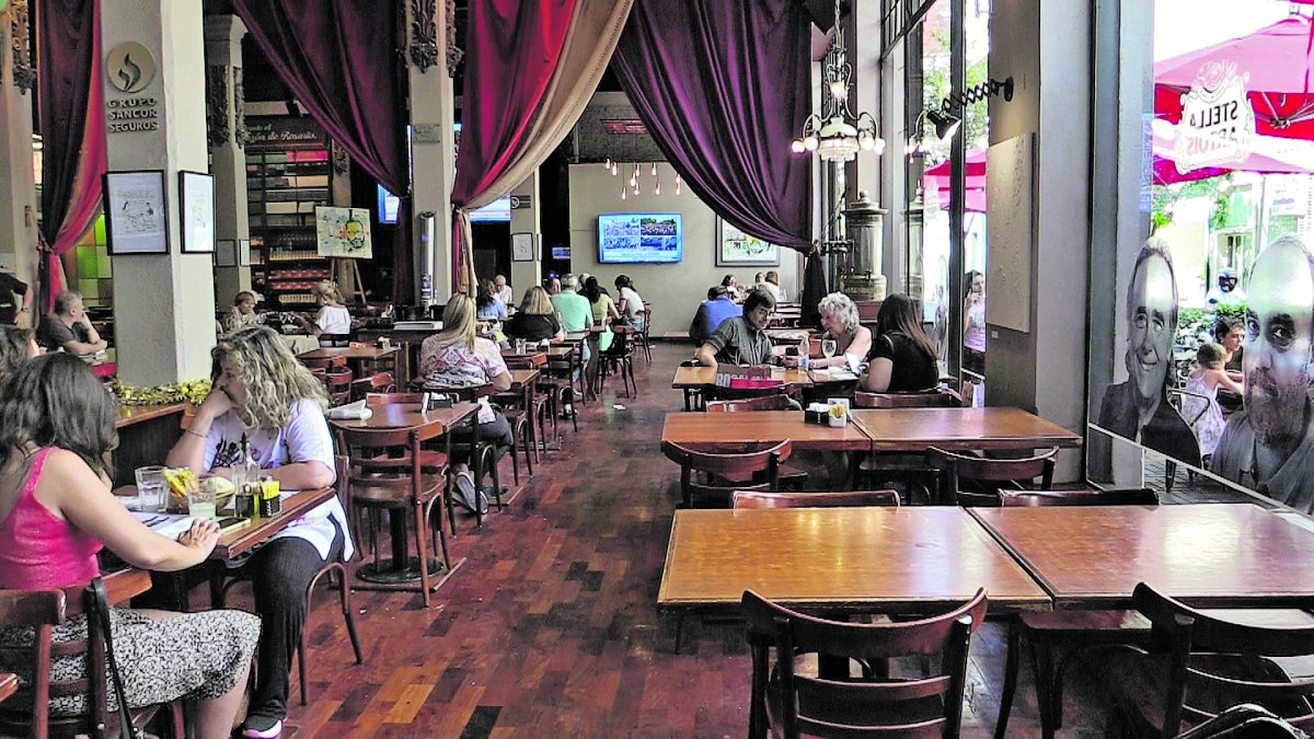 Fotografía fechada el 20 de diciembre de 2022, del interior del bar El Cairo, en la ciudad de Rosario (Argentina).