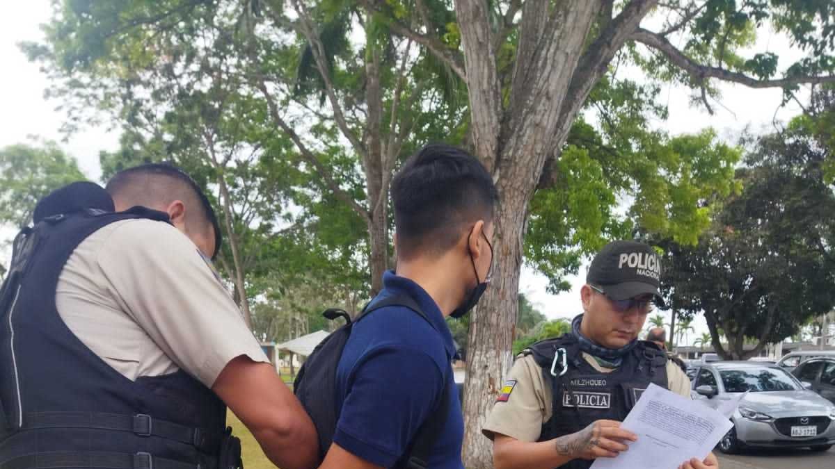 El joven fue detenido gracias a la ayuda de otros universitarios.