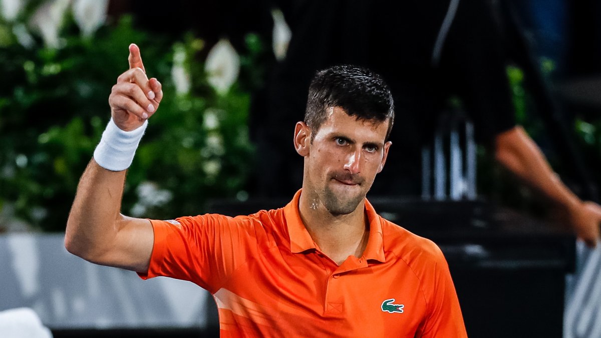 Novak Djokovic celebra luego de ganar el título en Adelaida ante Sebastian Korda.