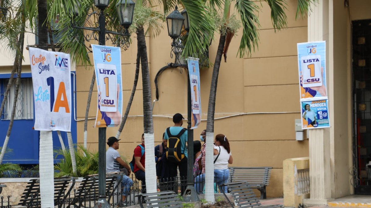 En la Ciudadela Universitaria hay pancartas donde los candidatos se promocionan.