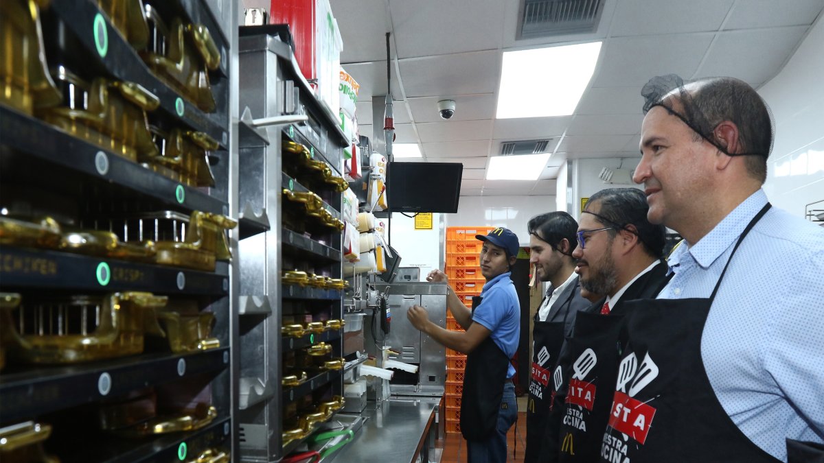 Restaurante.- Parte del personal que trabaja en Mc Donald´s.