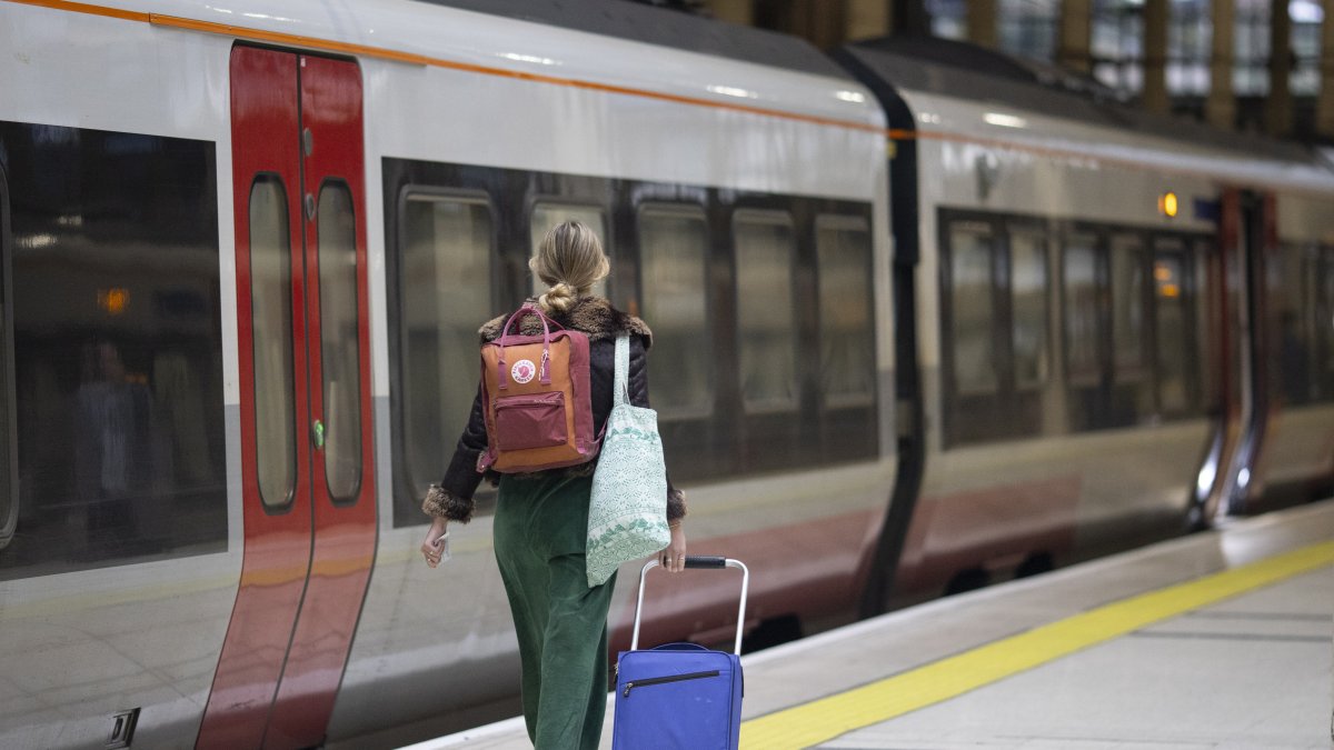 Londres.- Pasajeros en la estación de Liverpool. Se ha aconsejado a las personas en Gran Bretaña que eviten tomar trenes y algunas áreas no tendrán ningún servicio de trenes.