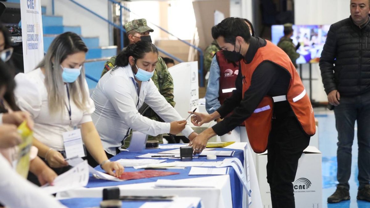 El CNE simuló las cuatro fases que se realizarán en la jornada se las elecciones seccionales.