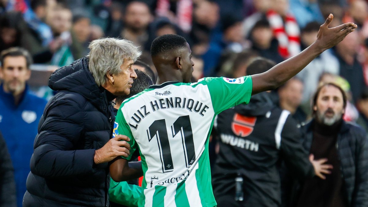El entrenador del Betis Manuel Pellegrini conversa con el centrocampista Luiz Henrique durante el partido de la jornada 16 de Liga ante el Rayo.