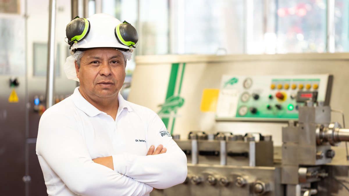 Fábrica.- Un trabajador en la planta de Vita Alimentos.