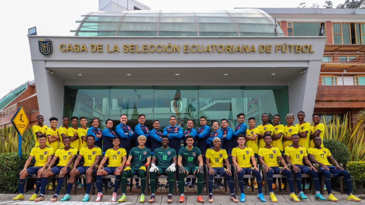 La selección nacional se tomó la tradicional fotografía oficial antes de su viaje a Colombia para defender la corona.