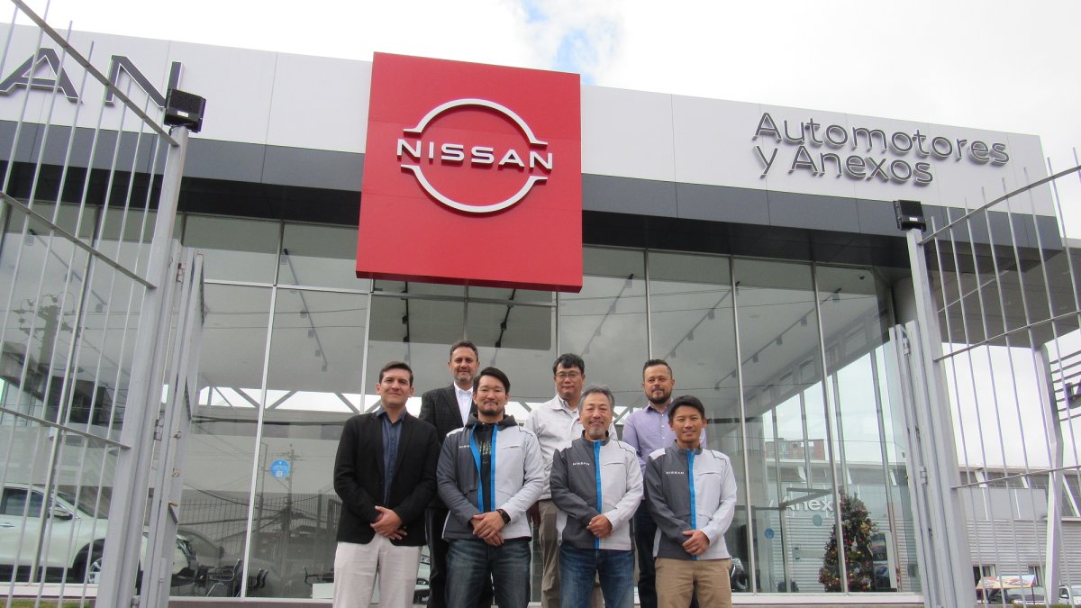 Grupo.- Los expertos que llegaron a Ecuador para estudiar las vías del país.