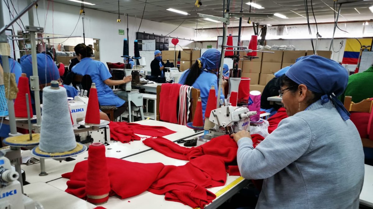 Producción. Un grupo de trabajadores en una planta de textiles.