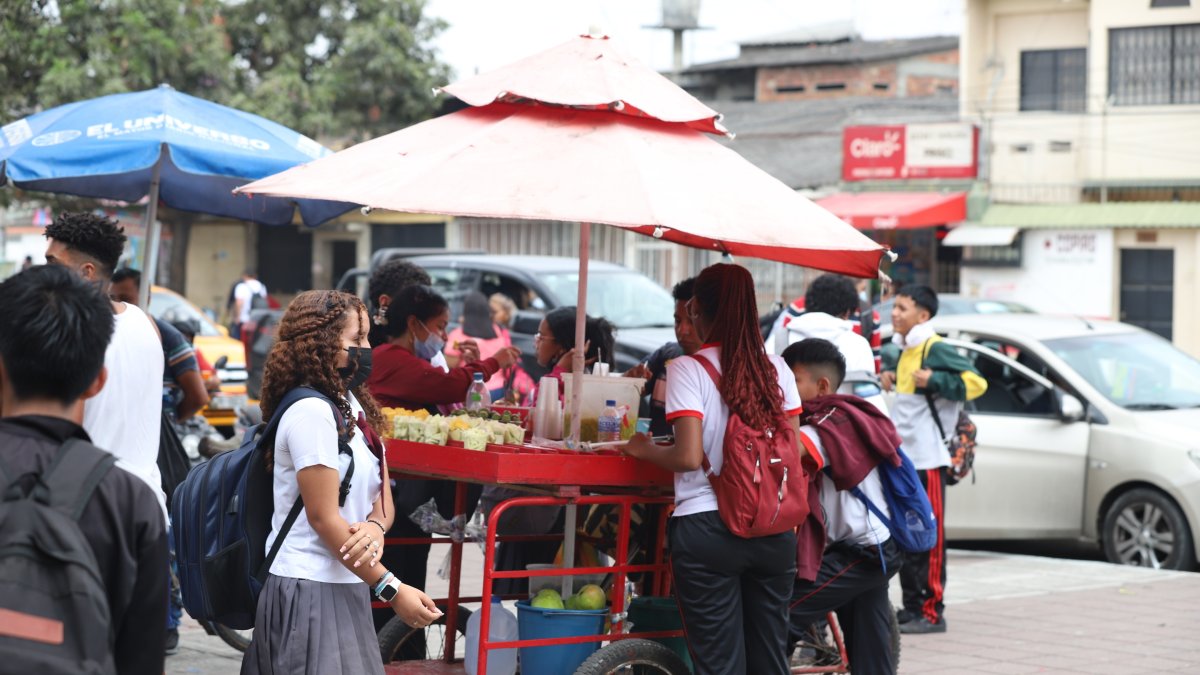 Los vendedores informales se concentran en los exteriores de los planteles educativos para ofrecer a los alumnos una variedad de alimentos, muchas veces sin las mínimas normas de higiene.