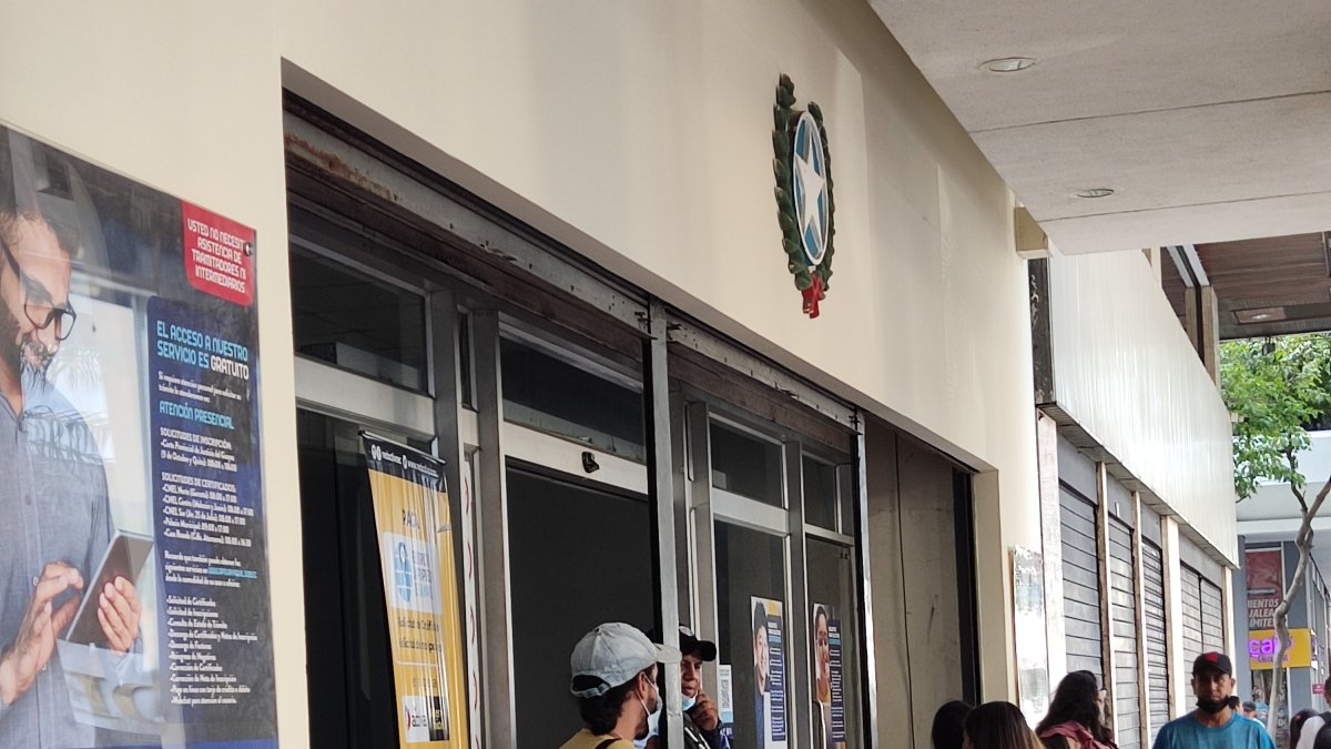 Entidad. La matriz del Registro de la Propiedad, ubicada en Córdova y Víctor Manuel Rendón. La gerente pidió que la atención sea vía Internet.