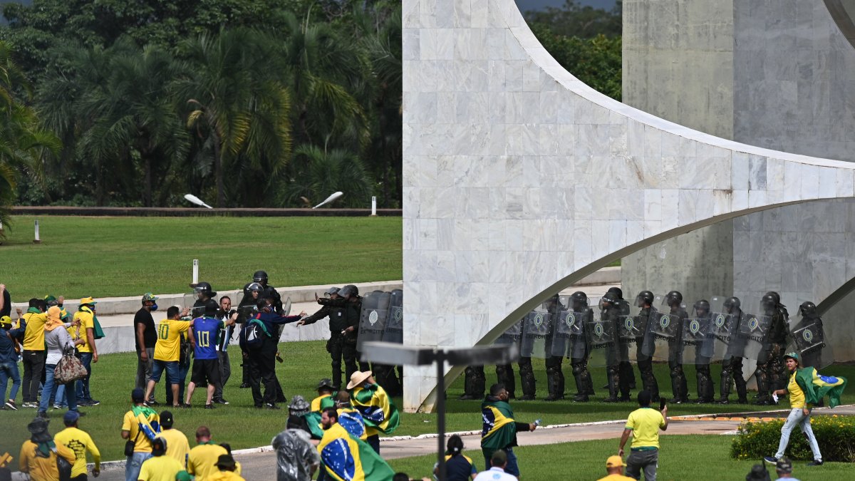 Manifestantes contra los resultados electorales y el gobierno del recién posesionado presidente Lula da Silva invaden el Congreso Nacional, el Supremo Tribunal Federal y el Palacio del Planalto.