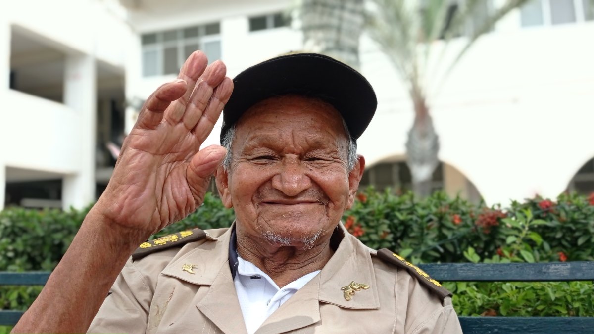 Víctor Castañeda permanece en el geriátrico Corazón de Jesús desde hace seis años. Allí recorre los pasillos vigilando que todo esté bien.