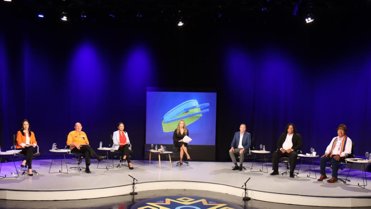 Los candidatos a la prefectura de Pichincha debaten sus propuestas.