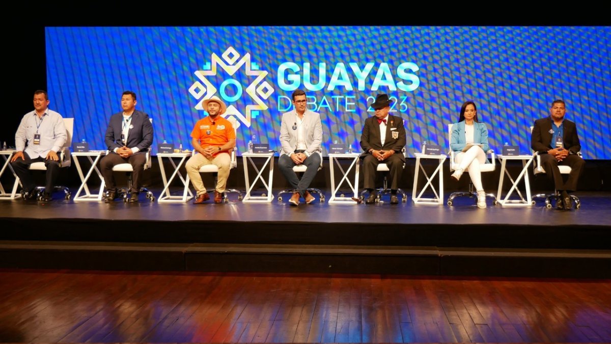 El primer bloque de candidatos a la Prefectura del Guayas debate en el Teatro Centro de Arte.