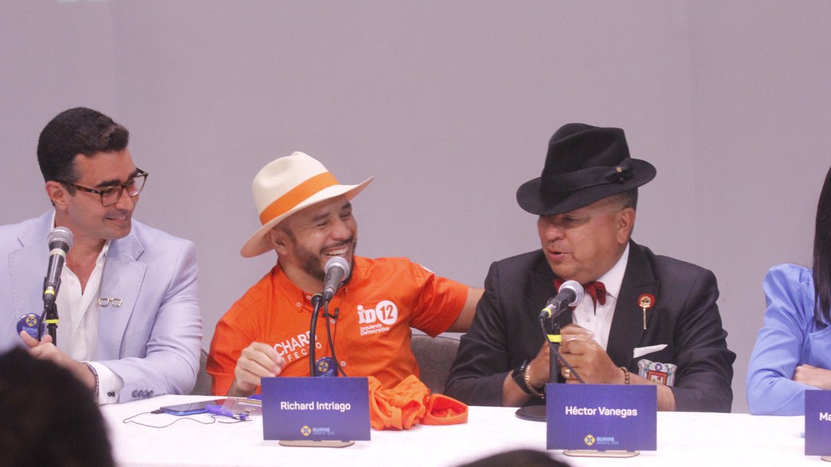 Andrés Guschmer y Richard Intriago sonríen al escuchar la respuesta de Héctor Vanegas tras ser aludido por el tema de los ‘calzones, durante la rueda de prensa luego del debate.