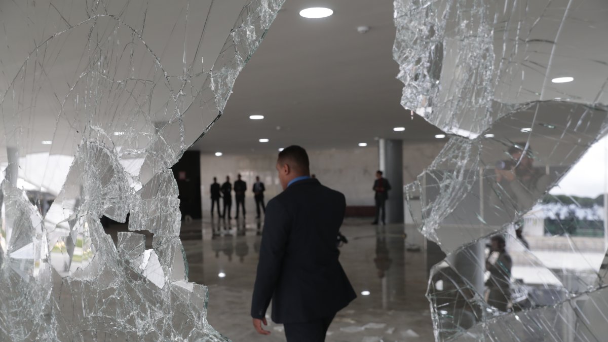 Fotografía que muestra los destrozos en el Palacio de Planalto luego de que manifestantes bolsonaristas se tomaran en la víspera la Plaza de los Tres Poderes, en Brasilia (Brasil). / André Coelho