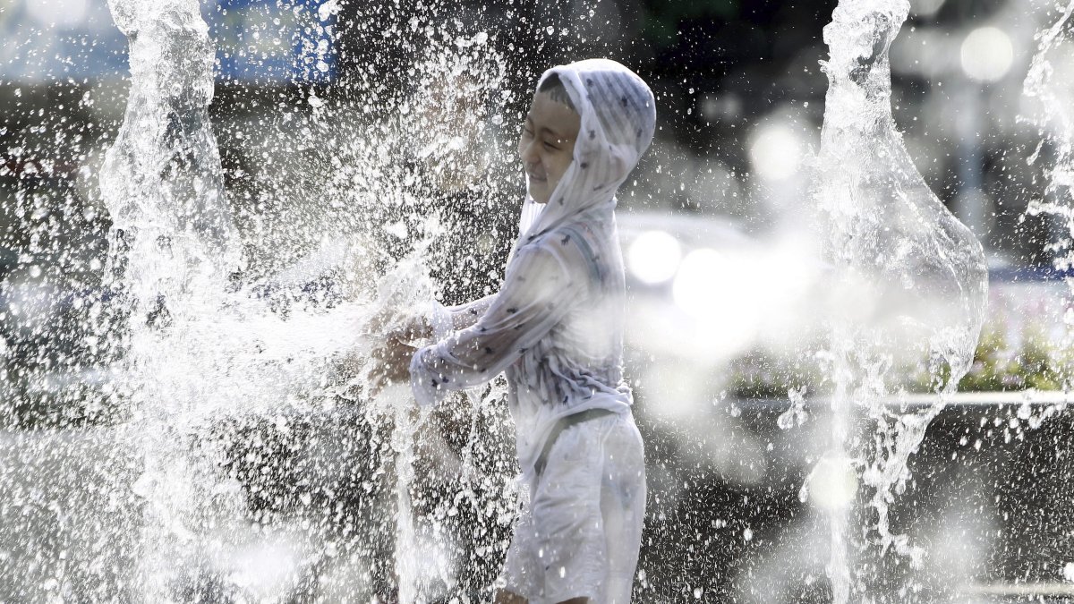 Un niño surcoreano juega en una fuente de Seúl (Corea del Sur), en una foto de archivo.