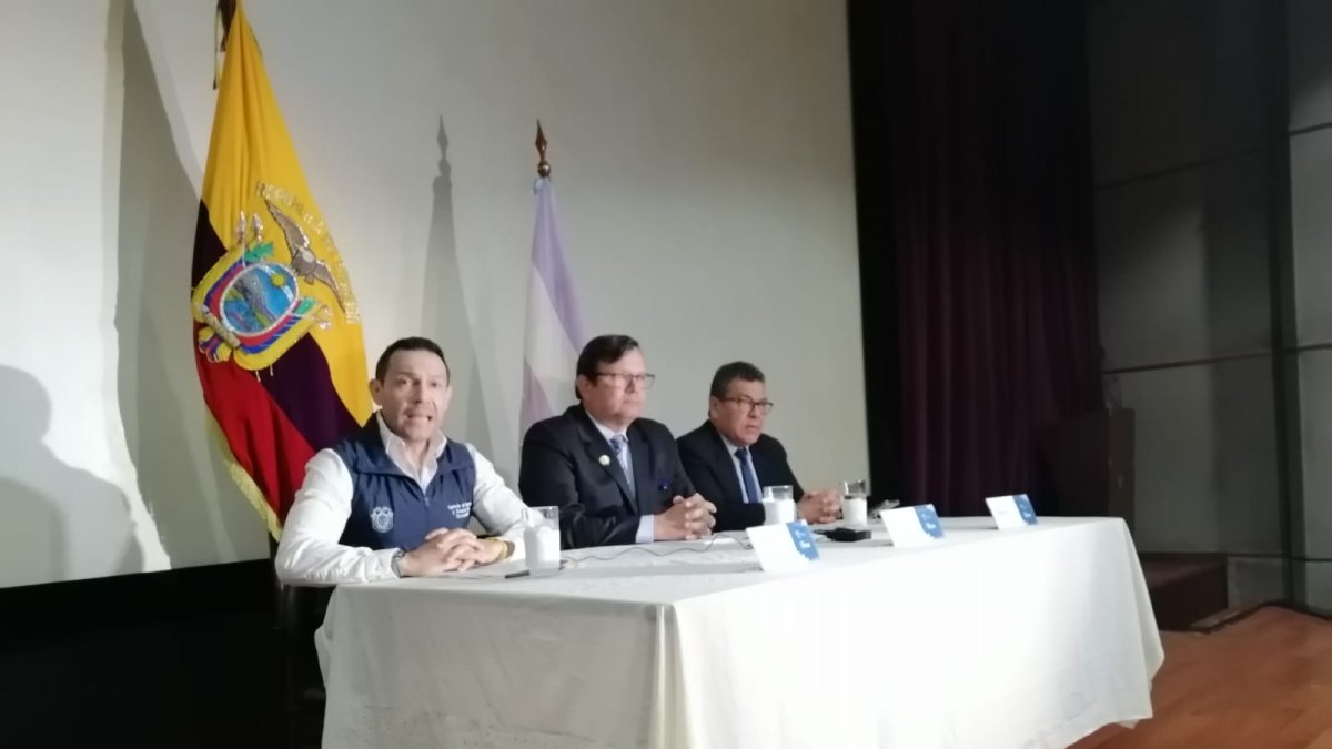 Patricio Almeida, director de Agrocalidad (izquierdo) junto al ministro de Agricultura, Bernardo Manzano, dan a conocer un nuevo brote de gripe aviar en Ecuador