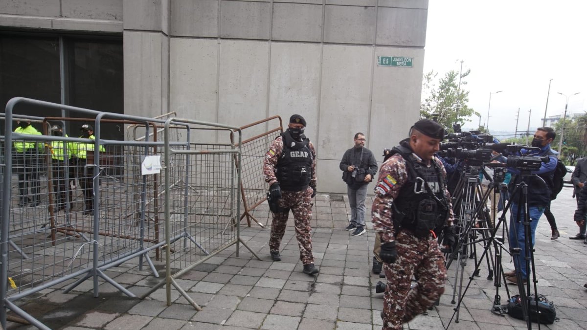 Fuerte resguardo policial en los exteriores de la Fiscalía General del Estado en Quito.