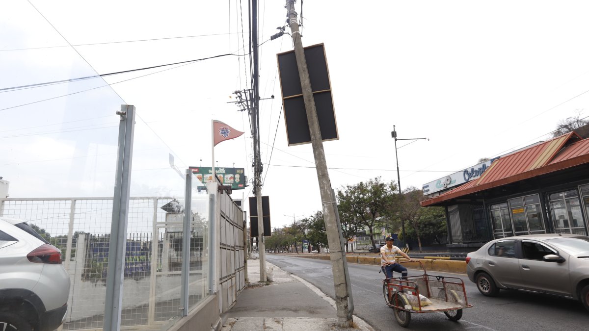 Poste en mal estado ubicado en el kilometro 2.5 de la avenida Carlos Julio Arosemena.