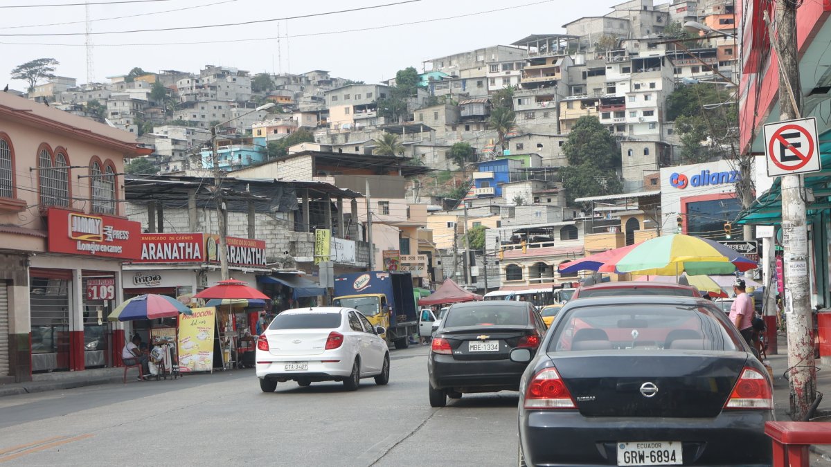 En Urdesingue los carros siguen obstaculizando las vías y los negocios.