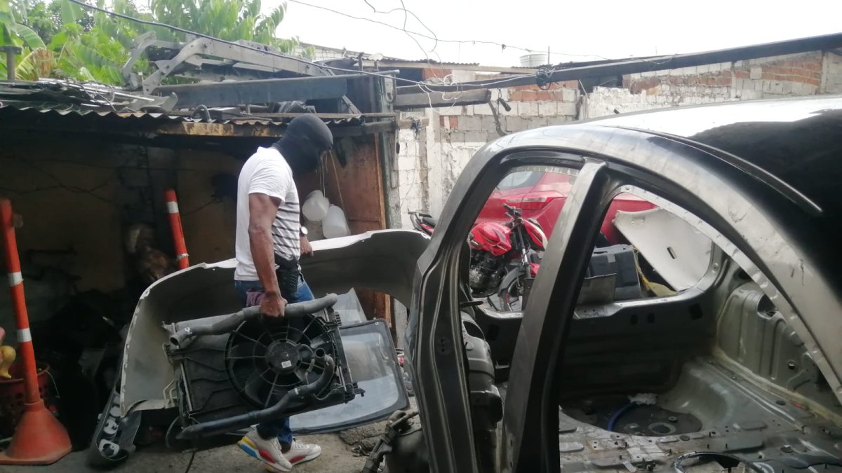 Agentes policiales allanaron un lugar donde desmantelaban vehículos.
