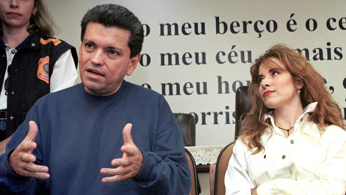 Sergio Andrade y Gloria Trevi en una imagen de archivo del año 2002 cuando se enfrentaban a la justicia en Brasil.