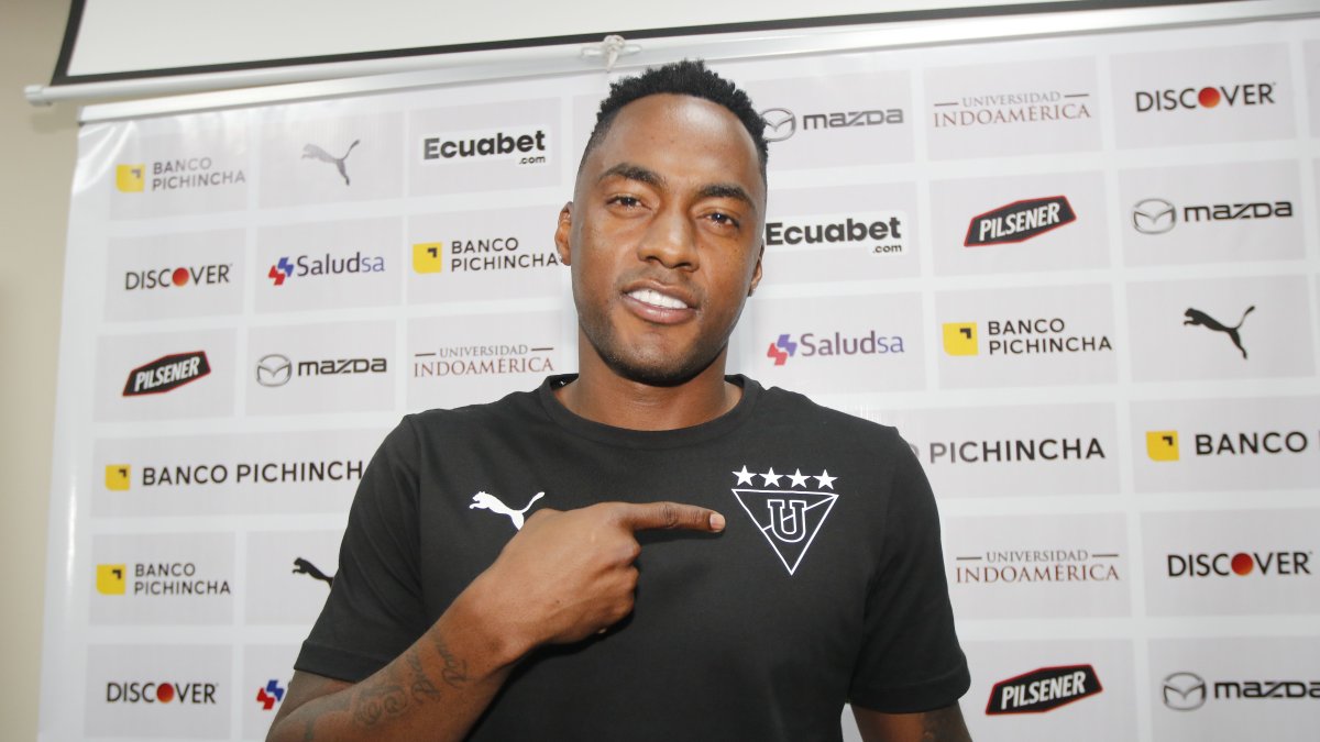 Renato Ibarra muestra con orgullo el escudo de Liga de Quito durante su presentación.