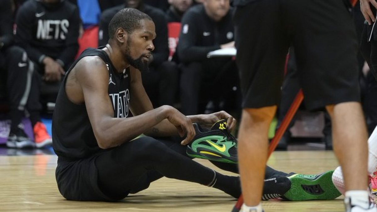 Kevin Durant terminó postrado en el piso tras el golpe de Butler.