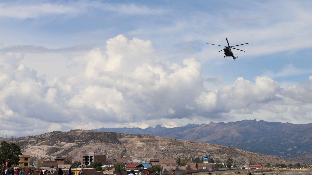 Perú cierra un segundo aeropuerto ante las protestas antigubernamentales.