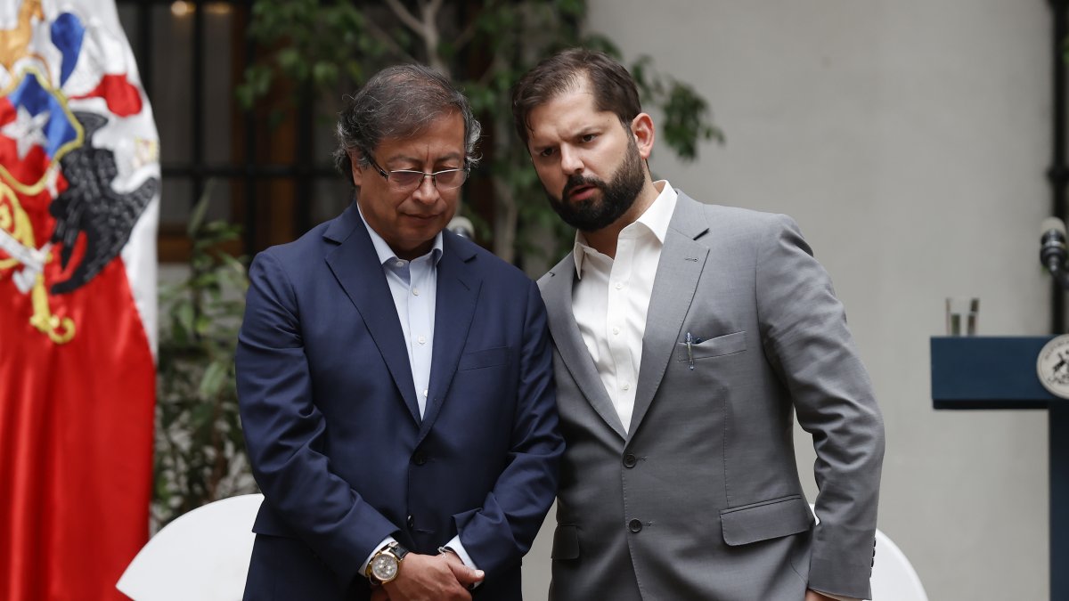 El presidente de Chile, Gabriel Boric (d), junto a Gustavo Petro (d), durante una declaración conjunta ante la prensa, en el palacio de La Moneda, en Santiago, (Chile).