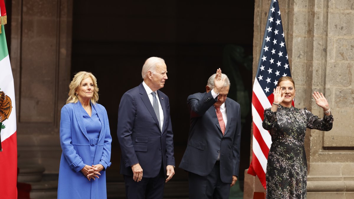 El presidente de México, Andrés Manuel López Obrador (2d), y su esposa Beatriz Gutiérrez Müller (d), posan junto al presidente de EEUU, Joe Biden, y la primera dama, Jill Biden (i), hoy, en el Palacio Nacional de Ciudad de México (México). EFE/ José Méndez
