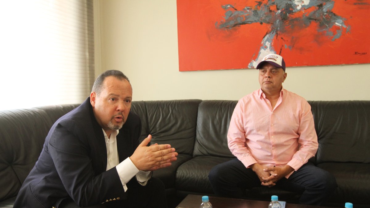 Alternativa. Fernando Tapias, experto colombiano en seguridad, junto al candidato Galo Lara en EXPRESO.