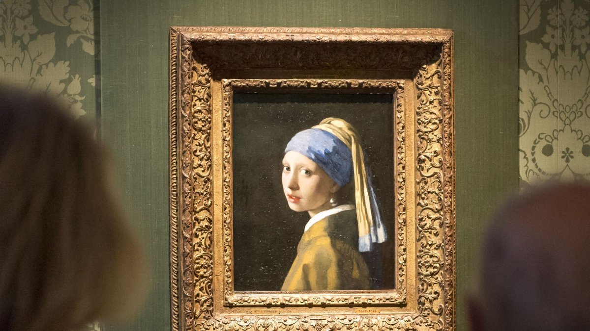 La Haya. Visitantes contemplan ‘La joven de la perla’, de Vermeer.