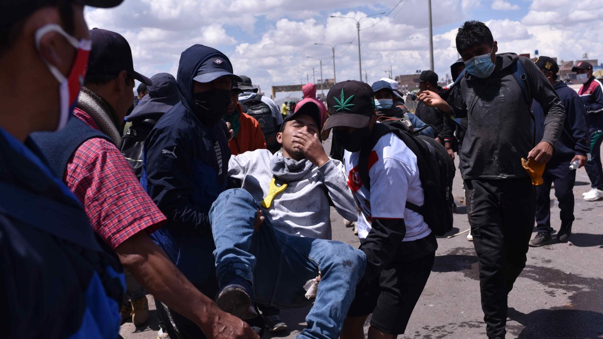 Un herido por los enfrentamientos entre los manifestantes y la policía es trasladado para ser atendido en Juliaca (Perú). Foto de archivo. 