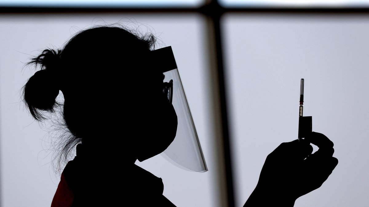 Imagen de archivo de una enfermera que sostiene una jeringuilla con una dosis de la vacuna Pfizer COVID-19 en la clínica de vacunación en Sydney.