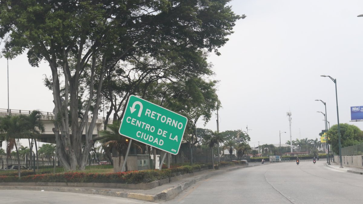 Así permanece ahora el rótulo de la avenida Pedro Menéndez Gilbert