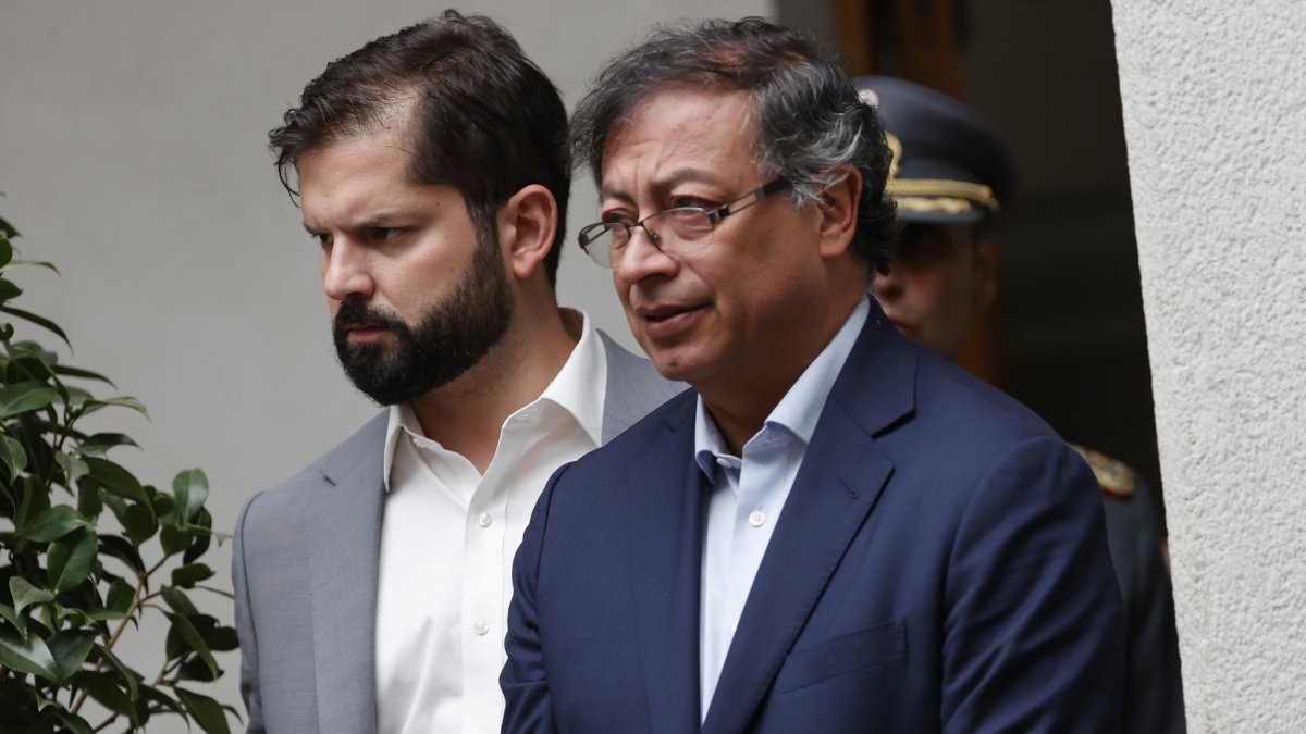 El presidente de Chile, Gabriel Boric (i), junto al presidente de Colombia, Gustavo Petro , durante una declaración conjunta ante la prensa ayer, en el palacio de La Moneda, en Santiago, (Chile). EFE/ Elvis González