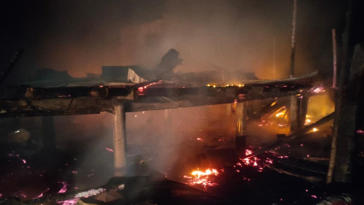 La casa quedó en escombros con las víctimas en el interior.