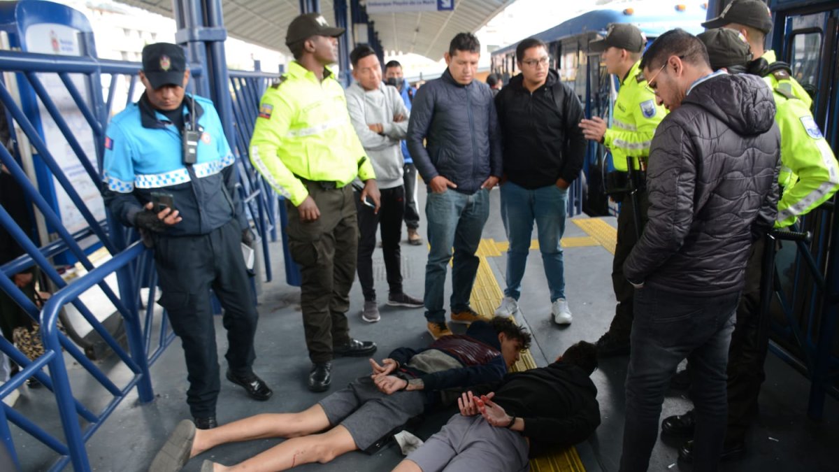 Momento en que fueron esposados y tirados al suelo los dos presuntos delincuentes.