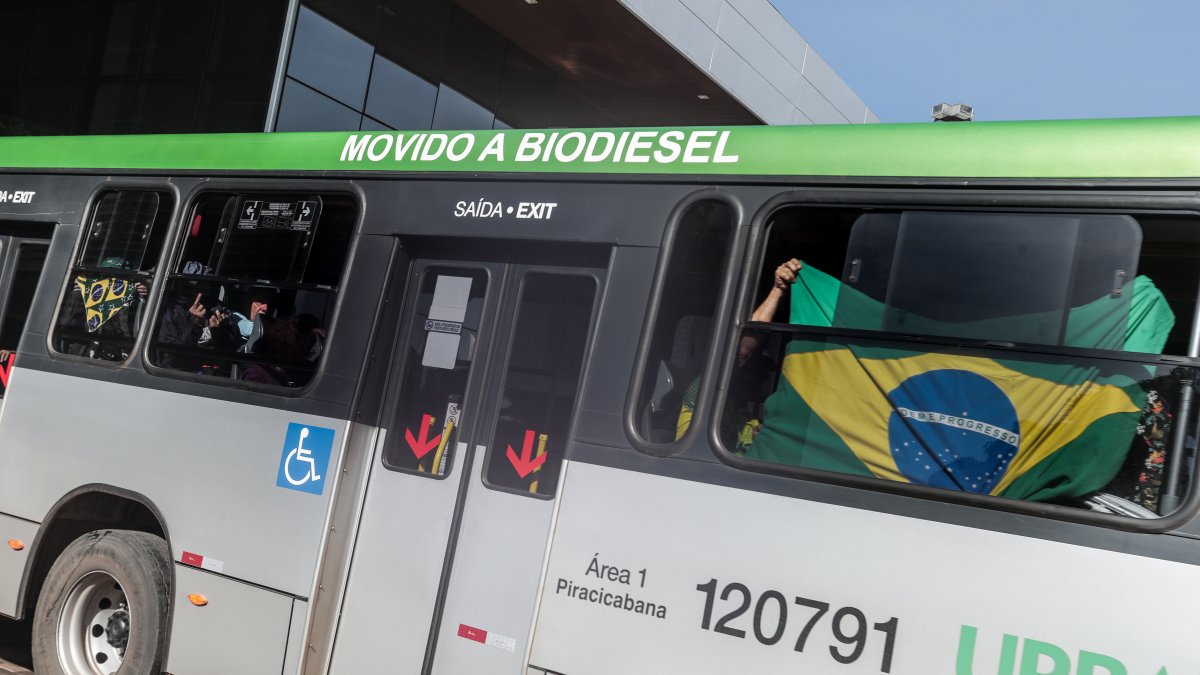 Autobuses con manifestantes detenidos tras los ataques a edificios gubernamentales en Brasil, son trasladados de la Academia de la Policía Federal  en Brasilia.