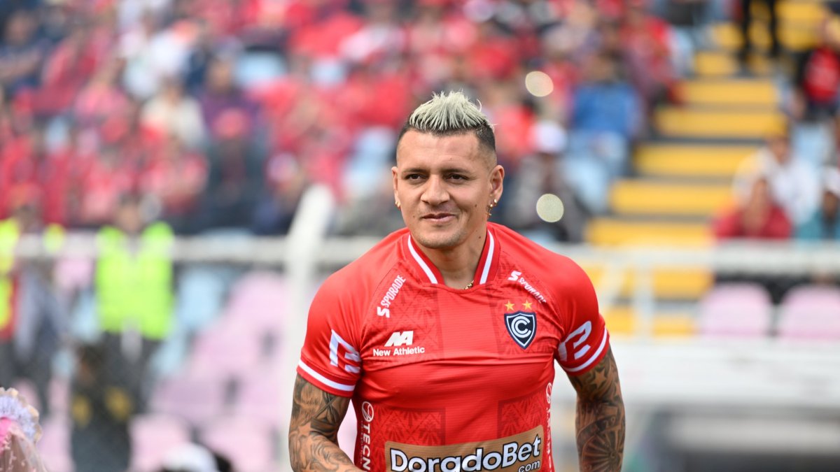 Carlos Garcés, delantero ecuatoriano del Cienciano, durante su presentación en Perú.