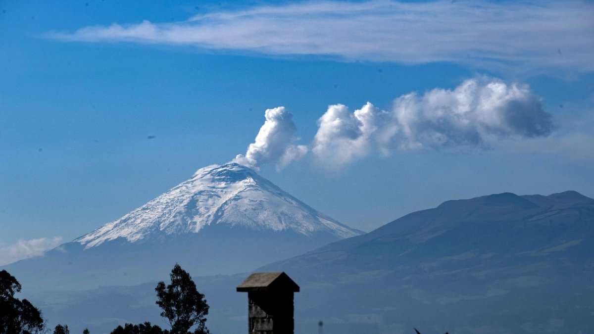Fumarolas. Nubes de vapor y ceniza es lo que emana este nevado.