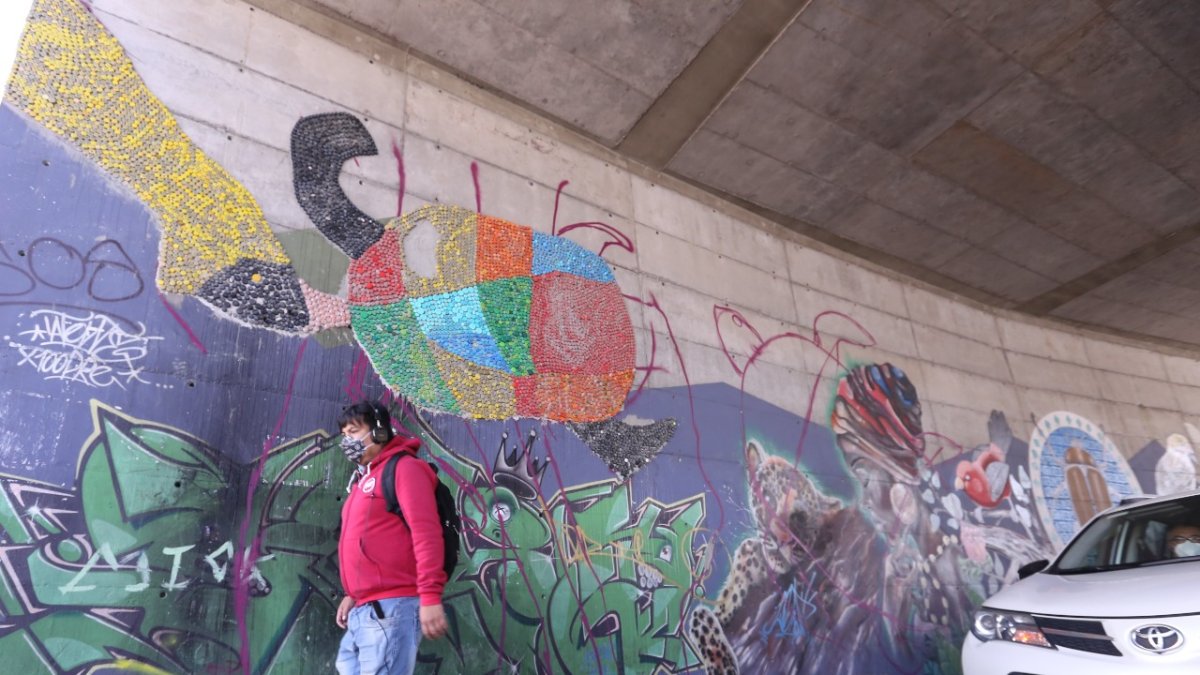 Intercambiador. En el norte, un trabajo artístico se realizó con material reciclado.