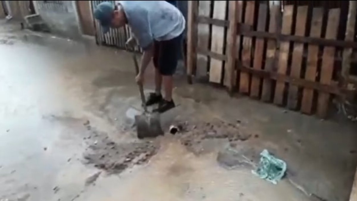 Malestar. Residentes botan el agua por un tubo de 4 pulgadas.